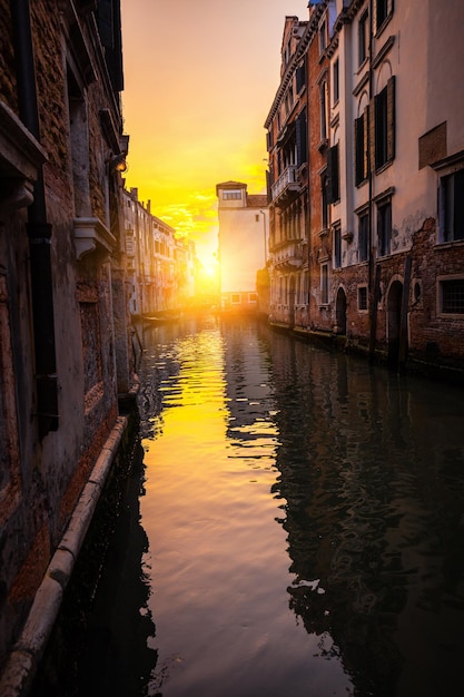 Eine der venezianischen Straßen bei Sonnenuntergang Italien