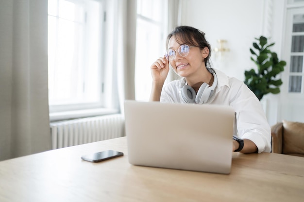 Eine Designerin arbeitet online in einem Büro und macht ein Projekt auf einer Website