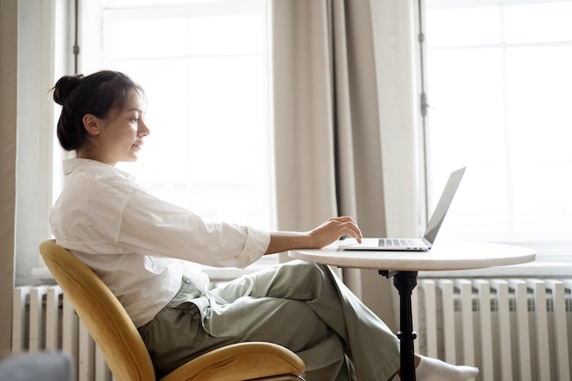 Eine Designerin arbeitet zu Hause mit einem Laptop Arbeitsplatz im Büro