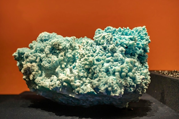 Eine detaillierte Nahaufnahme einer wunderschönen Ansammlung von glasigen Quarzkristall-Mineralsteinen