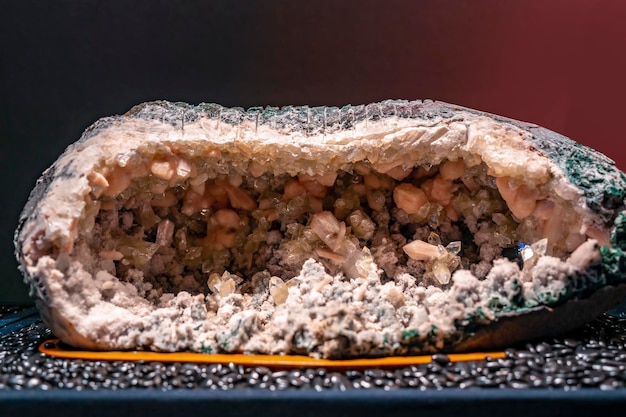 Eine detaillierte Nahaufnahme einer wunderschönen Ansammlung von glasigen Quarzkristall-Mineralsteinen