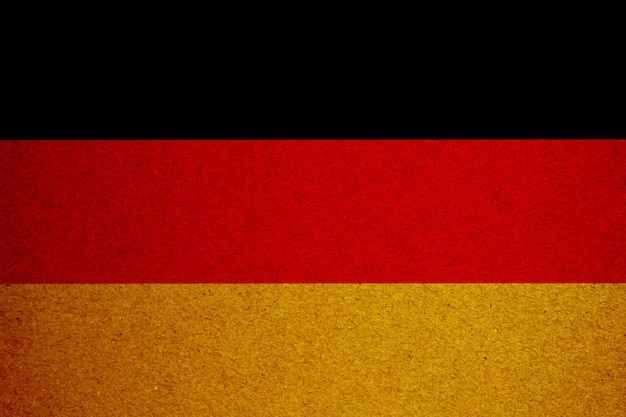 Eine deutsche Flagge mit einem schwarz-roten Rand.