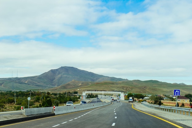 Eine direkte Straße am Fuße der Berge eine wunderschöne, faszinierende Landschaft