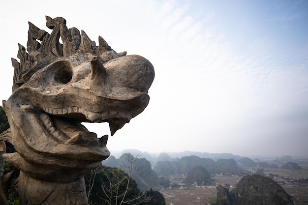 Foto eine drachenstatue auf einem berg