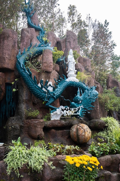 Foto eine drachenstatue im park