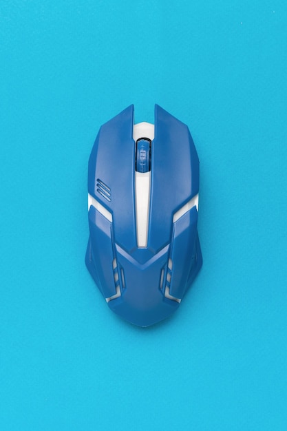 Eine drahtlose blau-weiße Computermaus auf einem blauen Hintergrund