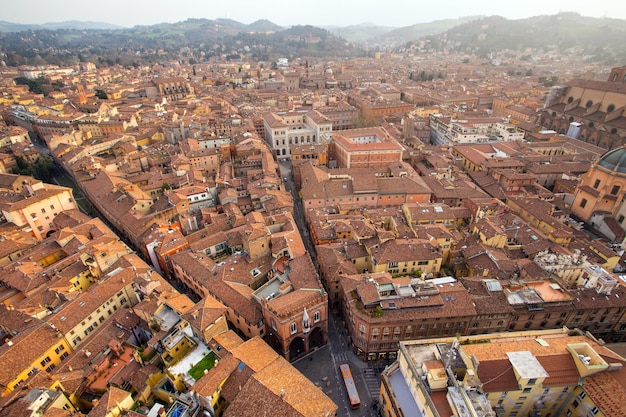 Eine Draufsicht auf das historische Zentrum von Bologna, Italien