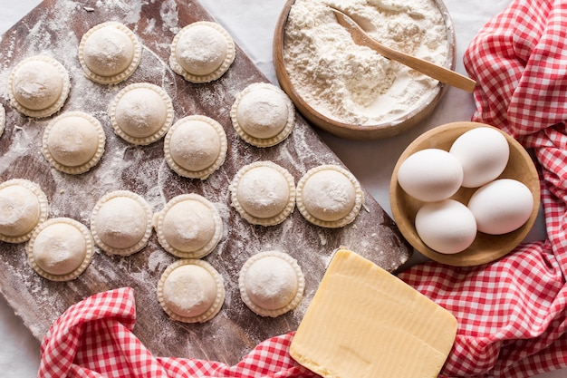 Eine Draufsicht auf rohe Ravioli mit Zutaten