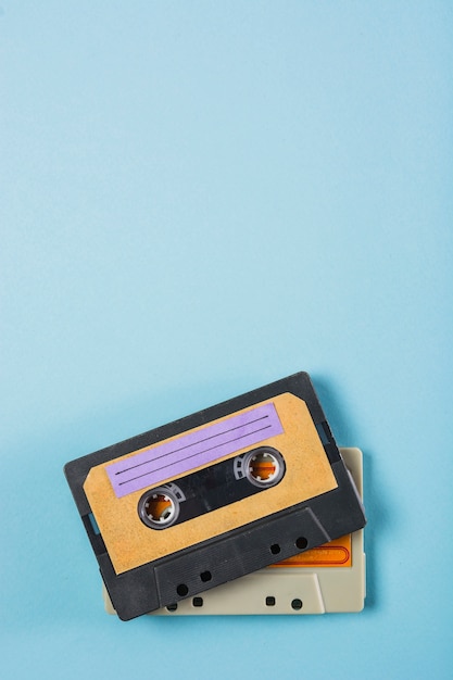 Foto eine draufsicht von zwei kassetten auf blauem hintergrund