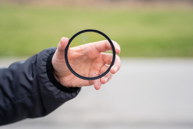 Foto eine dslr-kamera mit zerbrochenem schutzglas für das objektiv. gebrochener fotofilter