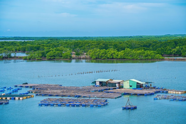 Eine Ecke des schwimmenden Fischerdorfes der Austernfütterungsfarm in der Gemeinde Long Son in der Provinz Ba Ria Vung Tau in Vietnam Menschen, die im schwimmenden Dorf leben und Futterfischindustrie betreiben