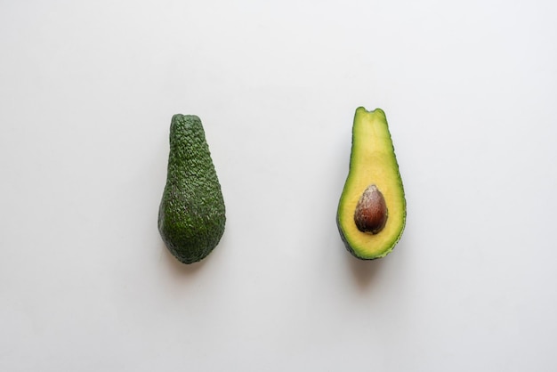 Eine einfache, minimalistische Scheibe eines frischen Avocado-Öko-Bio-Produkts