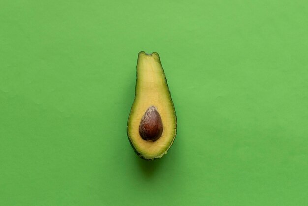 Eine einfache, minimalistische Scheibe eines frischen Avocado-Öko-Bio-Produkts