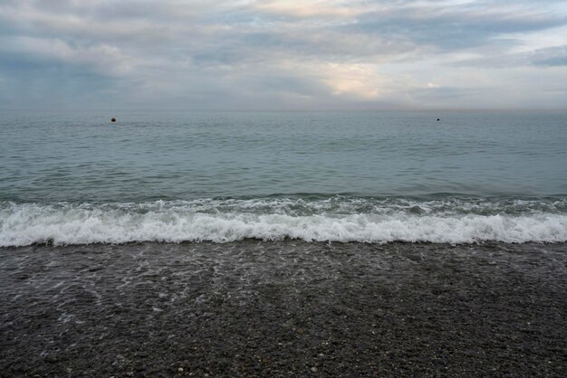 Eine einkommende Welle am Schwarzen Meer an einem sonnigen Sommertag mit Wolken Sochi Krasnodar Gebiet Russland