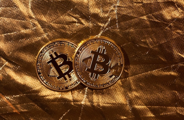 Eine einzelne Bitcoin-Münze oder ein Symbol, das scharf auf einer reflektierenden Oberfläche steht