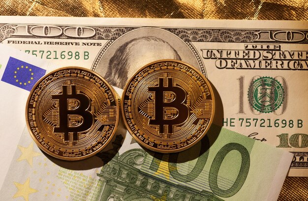 Eine einzelne Bitcoin-Münze oder ein Symbol, das scharf auf einer reflektierenden Oberfläche steht