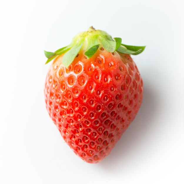 Eine einzelne Erdbeere auf weißem Hintergrund