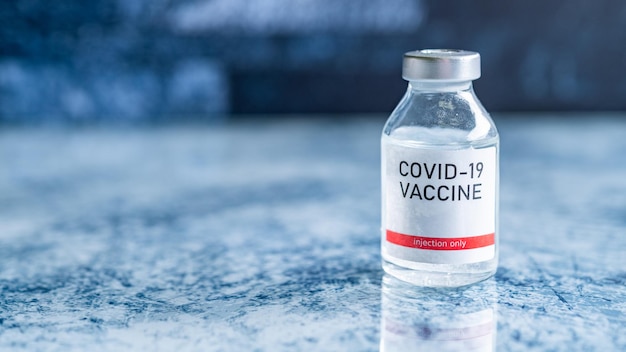 Eine einzelne Flaschenflasche mit Covid19-Impfstoff Medizinisches Konzept Impfung subkutane Injektionsbehandlung Impfstoff- und Spritzeninjektion