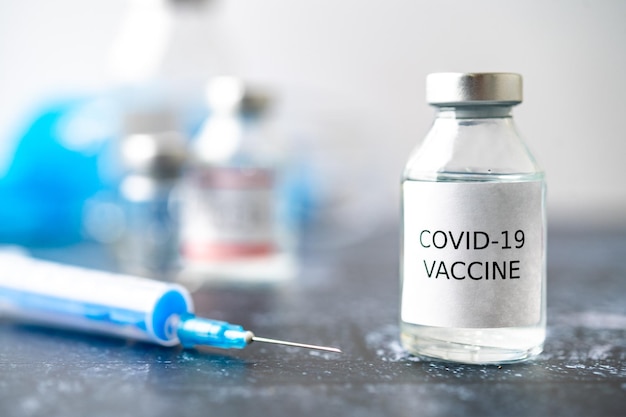 Eine einzelne Flaschenflasche mit Covid19-Impfstoff Medizinisches Konzept Impfung subkutane Injektionsbehandlung Impfstoff- und Spritzeninjektion