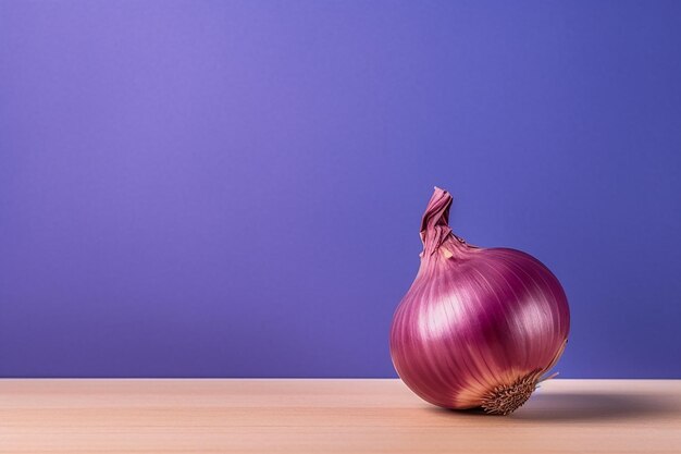 Eine einzelne rote Zwiebel ruht auf einem Holztisch vor einem lila Hintergrund