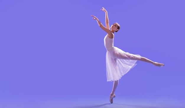 Eine elegante Ballerina in Spitzenschuhen tanzt in einem langen fliegenden weißen Rock auf einem lila hellen Hintergrund