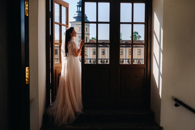 Eine elegante Braut auf dem Balkon eines alten Schlosses in der Stadt Nesvizh.