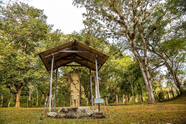 Eine elende Figur, die in den Tempeln der Copan Ruinas in Honduras geschützt ist
