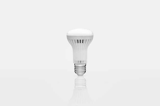 Eine Energiesparlampe auf weißem Hintergrund mit Reflexion
