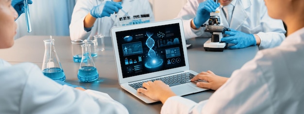Eine engagierte Wissenschaftlergruppe arbeitet an fortschrittlicher biotechnologischer Computersoftware, um DNA-Daten zu untersuchen oder zu analysieren, nachdem im medizinischen Labor Neoteric ein wissenschaftlicher Durchbruch durch chemische Experimente erzielt wurde