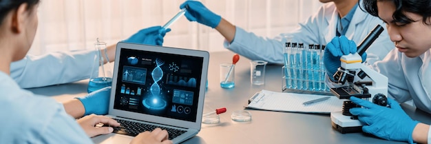 Foto eine engagierte wissenschaftlergruppe arbeitet an fortschrittlicher biotechnologischer computersoftware, um dna-daten zu untersuchen oder zu analysieren, nachdem im medizinischen labor neoteric ein wissenschaftlicher durchbruch durch chemische experimente erzielt wurde