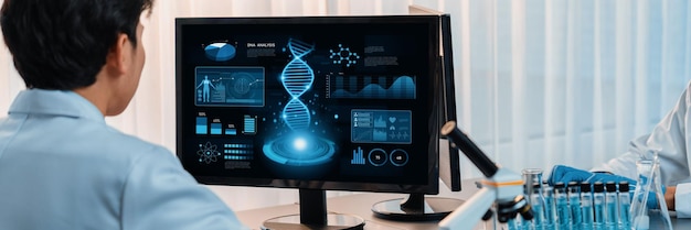 Eine engagierte Wissenschaftlergruppe arbeitet an fortschrittlicher biotechnologischer Computersoftware, um DNA-Daten zu untersuchen oder zu analysieren, nachdem im medizinischen Labor Neoteric ein wissenschaftlicher Durchbruch durch chemische Experimente erzielt wurde