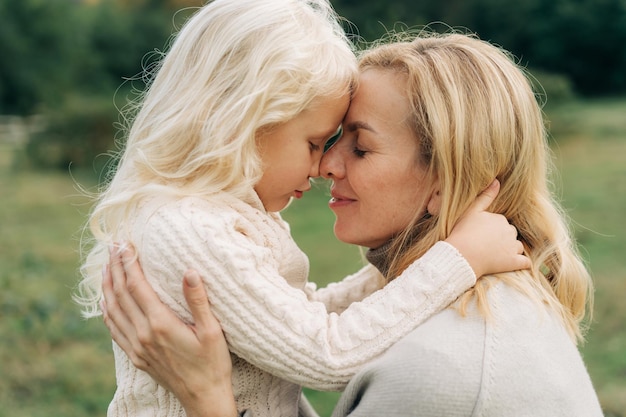 Foto eine enge umarmung zwischen einer kleinen tochter und einer mutter mittleren alters