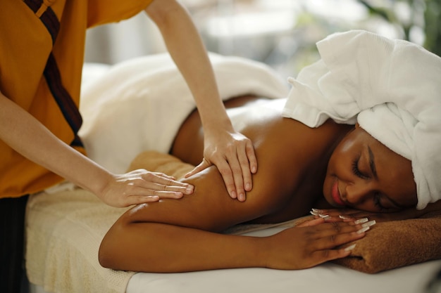 Eine entspannende Massage an einem professionellen Tisch