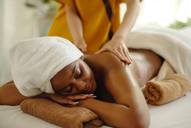 Eine entspannende Massage im Spa-Resort