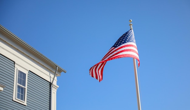 Eine Fahne weht vor einem Gebäude
