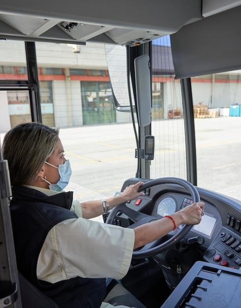 Eine Fahrerin, die im Bus arbeitet