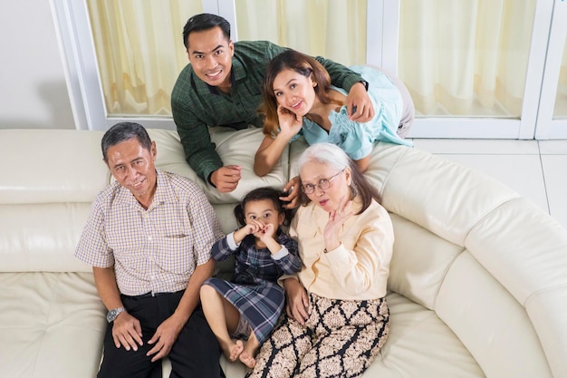 Eine Familie aus drei Generationen lächelt in die Kamera