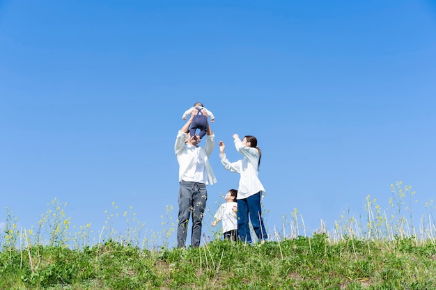 Eine Familie, die einen Spaziergang macht und dabei Spaß an einem schönen Tag hat