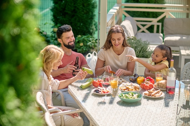 Eine Familie, die zusammen am Esstisch sitzt