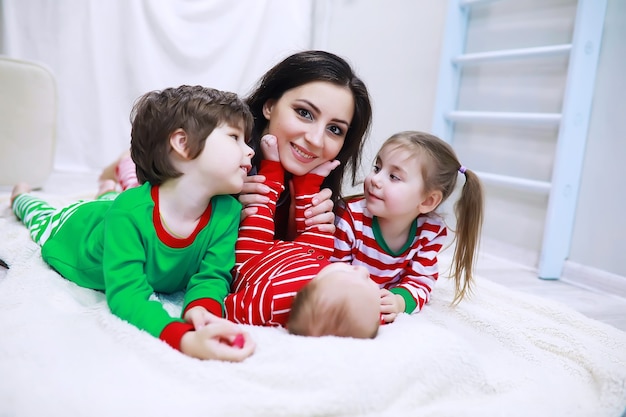 Eine Familie im gestreiften Pyjama ruht sich zu Hause aus Eine glückliche Familie