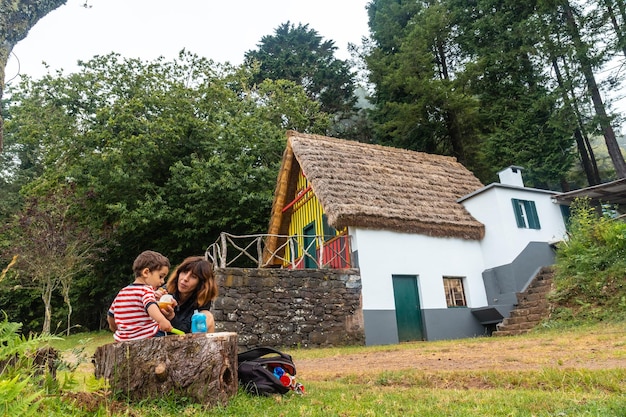 Eine Familie im traditionellen madeirischen Haus wie die von Santana im Wald von Caldeirao Verde Santana