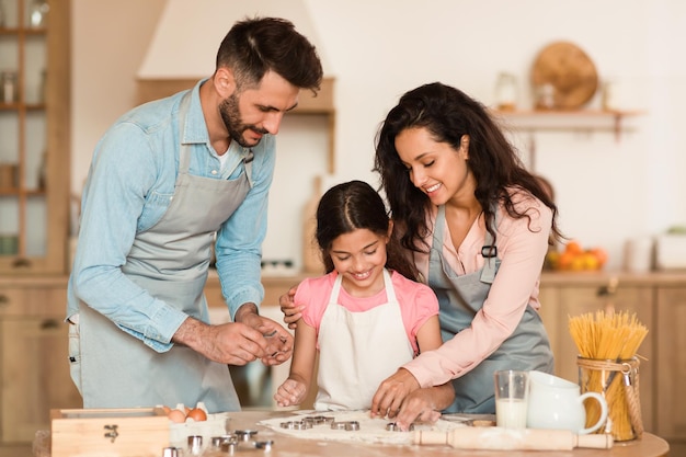 Eine Familie kocht zu Hause.