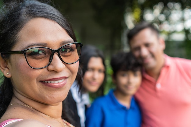 Eine Familie mit zwei Teenagern, die ein Selfie machen