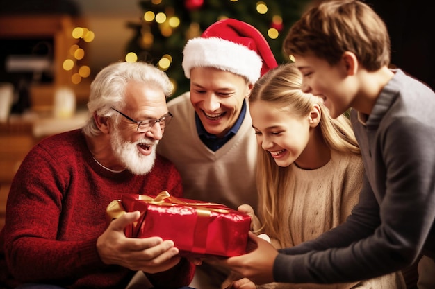 Eine Familie öffnet gemeinsam ein Weihnachtsgeschenk