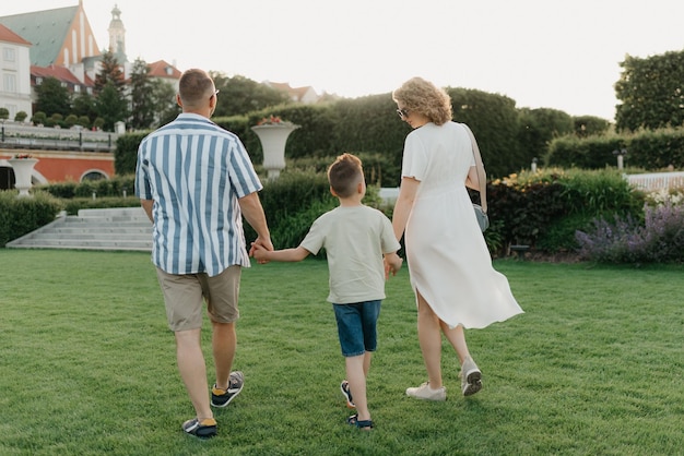 Eine Familie schlendert durch den Schlossgarten einer alten europäischen Stadt