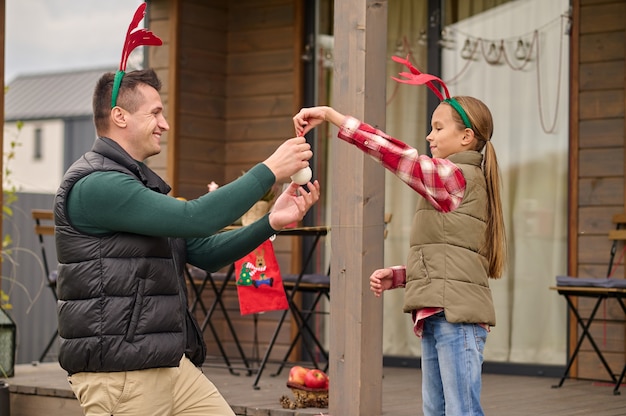 Eine Familie schmückt einen Neujahrsbaum