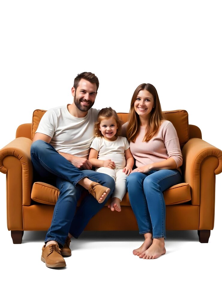 eine Familie sitzt mit einem Baby auf einer Couch