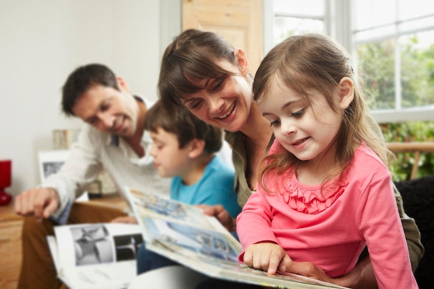 Eine Familie, zwei Eltern und zwei Kinder, die zu Hause zusammen lesen