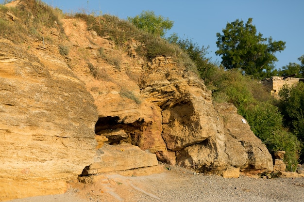 Eine Felsformation am Strand mit einem Schild mit der Aufschrift „The Beach“