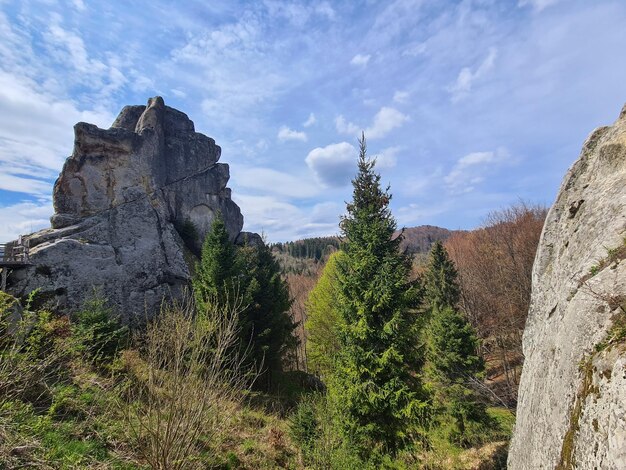 Eine Felsformation in den Bergen mit einer Person, die einen Stein hält